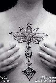 wzór tatuażu lotosu w klatce piersiowej