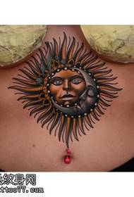 disegno del tatuaggio totem del sole sotto il petto