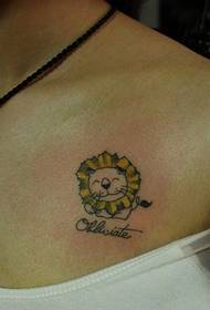 mergaitės mielas mažas liūtas tatuiruotė ant krūtinės