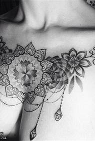 Motivo per tatuaggi alla vaniglia con grande pizzo sul petto