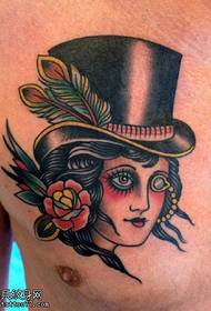 एक सुंदर स्त्री टॅटू चे छाती टॅटू