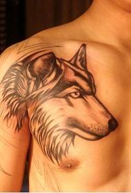 tuo nga dughan nga lobo nga litrato sa tattoo sa tattoo