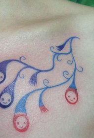 modeli i tatuazhit me ngjyra totem.