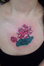 tyttö rinnassa muoti kaunis lootus tatuointi kuva
