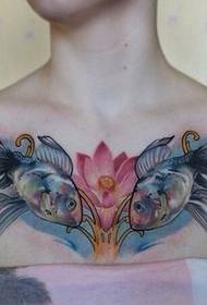 女性胸部彩色双鱼纹身图案图片