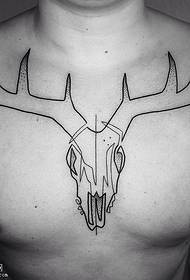 modello di tatuaggio cervo linea petto