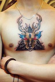 vīrieša krūtīs personības trīsstūra aļņa galvas tetovējums