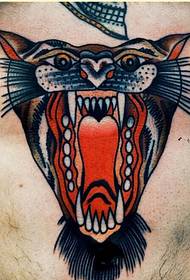 modello di tatuaggio di tigre prepotente sul petto della personalità per godersi l'immagine