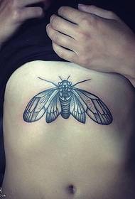 胸部下的飛蛾紋身圖案