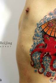 prsni del rdeči vzorec tetovaže hobotnice