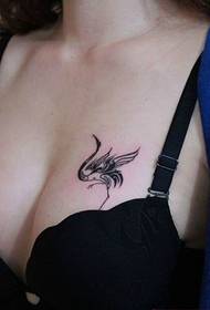 bellezza sexy petto tatuaggio di grue rossa curona