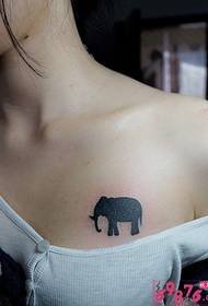 女孩胸部大象紋身圖案圖片