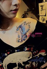 drømmende tatoveringsbilde med enhjørning av krageben
