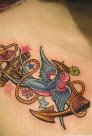 djevojke na prednjim grudima predivne male lastavice s željeznim sidrom tetovaža uzorka