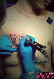човек градите Трансформатори лого тетоважа сцена сцена