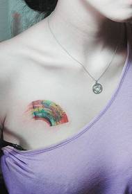 tatuaggio arcobaleno petto bellezza moda