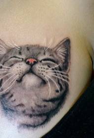 сексуальна жінка татуювання кошеня посмішкою на грудях