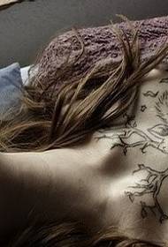 modello di tatuaggio testa di cervo bellezza petto