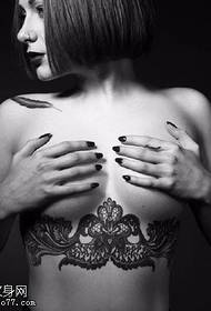 uzorak tetovaže lotosa na prsima