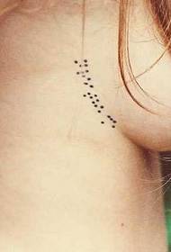 bröst lilla tatueringsmönster