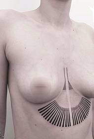 веерообразный рисунок татуировки на груди