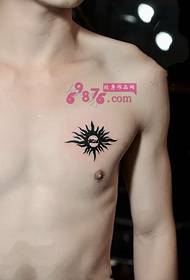 男孩胸部太陽圖騰紋身圖片