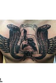 wzór tatuażu węża w klatce piersiowej