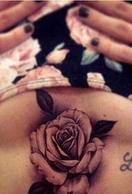 personīgais skaistums zem krūtīm zvaigžņotās rozes tetovējums