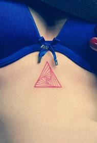 tatuaggio triangolo creativo petto di bellezza