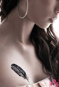 immagine di bellezza tatuaggio piuma petto immagine