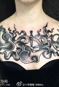 Tsarin octopus tattoo na gargajiya a kan kirji