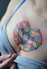 chifuwa chokongola cha tattoo ya geometry