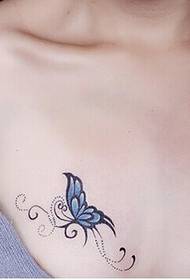 seksi keindahan dada kecil pola gambar tato kupu-kupu segar