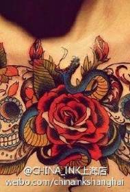 patrón de tatuaje color de rosa del cráneo del color del pecho