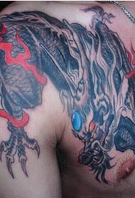 tatuagem de unicórnio de fogo dominador no peito masculino