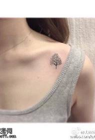 Modello di tatuaggio vecchio albero semplice e fresco