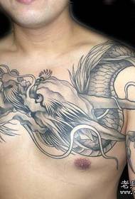 krūtinę užvaldantis skara drakono galvos tatuiruotės modelis