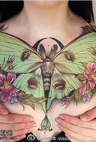 όμορφο μοτίβο τατουάζ στο στήθος