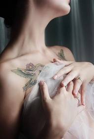 tatouage de poitrine de beauté de tempérament