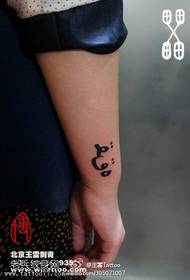 modello di tatuaggio tailandese semplice nero