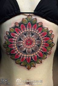 bellissimo disegno del tatuaggio alla vaniglia sul petto