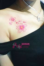 belleza clavícula rosa cereza tatuaje foto