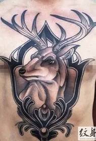 tatuaggio moda maschile sul petto anteriore
