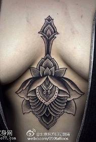 klasikinis lotoso tatuiruotės modelis ant krūtinės