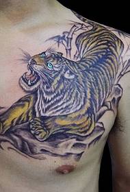 tatuaje de tigre cuesta abajo dominante en el pecho