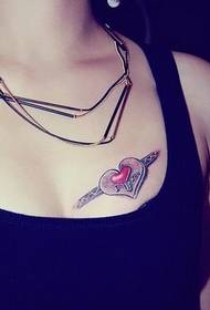Sexig hjärtformad tatuering på bröstet på flickan