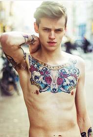 Typ männliche Brust Persönlichkeit Rosenschädel Tattoo