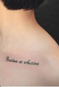 čistě dívka prsa krásné Dobře vypadající anglické obrázky tetování
