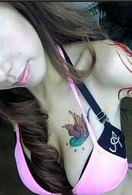 нон-маинстреам беаути бообс прелепа секси птичја тетоважа слика