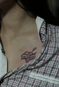 Modello di tatuaggio a forma di cuore fresco e semplice sul petto